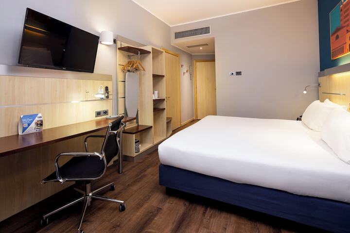 Room 16 of 77