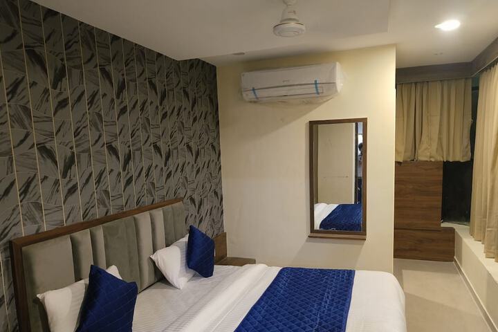 Room 6 of 13