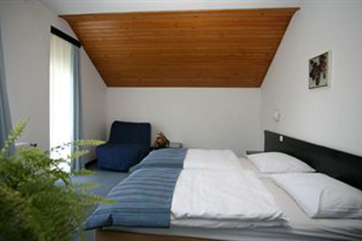 Room 13 of 28