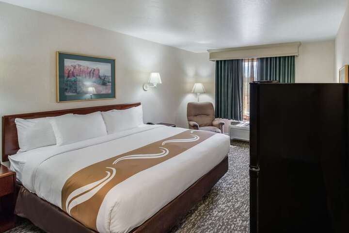Guest room with queen bed(s)