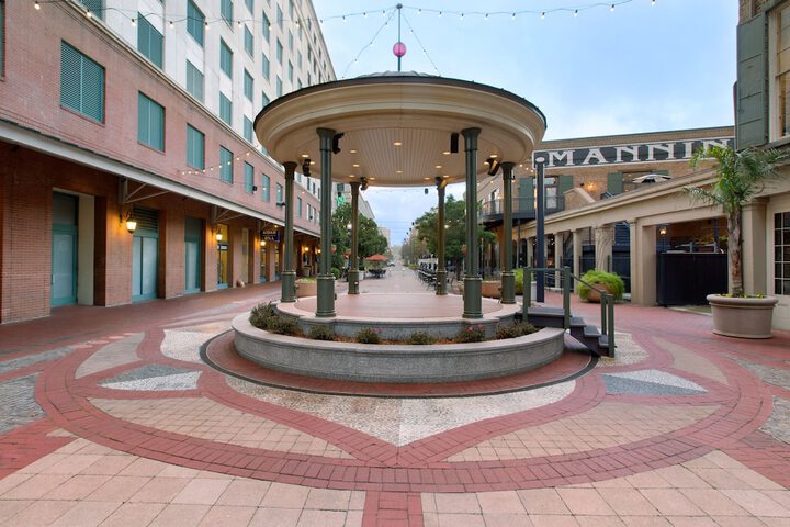 Hotel Exterior 98 of 102