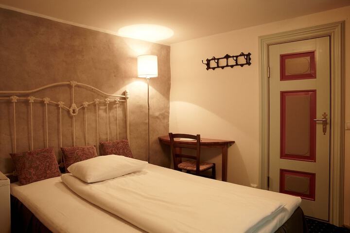 Room 9 of 91