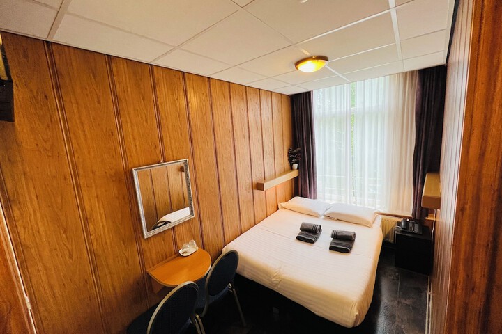 Room 6 of 37