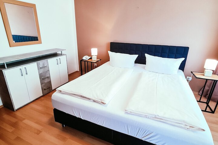 Room 4 of 16