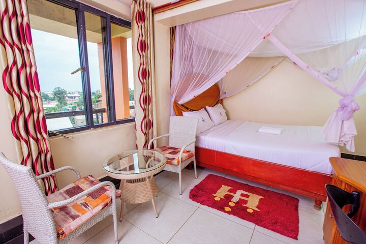 Room 5 of 9
