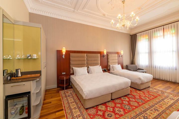 Room 5 of 102