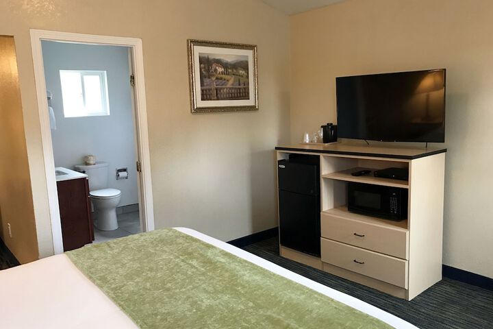 1 Queen Bed (4 of 12)