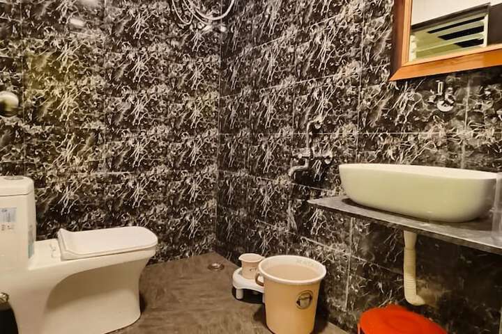 Room 10 of 16