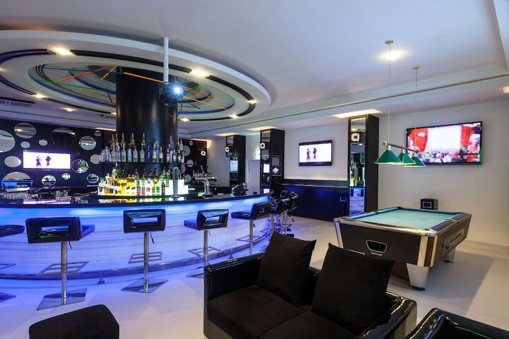 Lounge 176 of 211