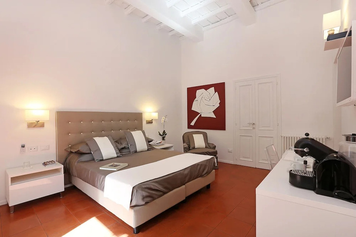 Room 6 of 12