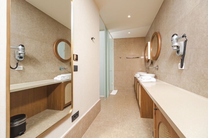 Room 15 of 38