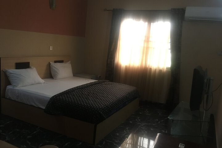 Room 6 of 16