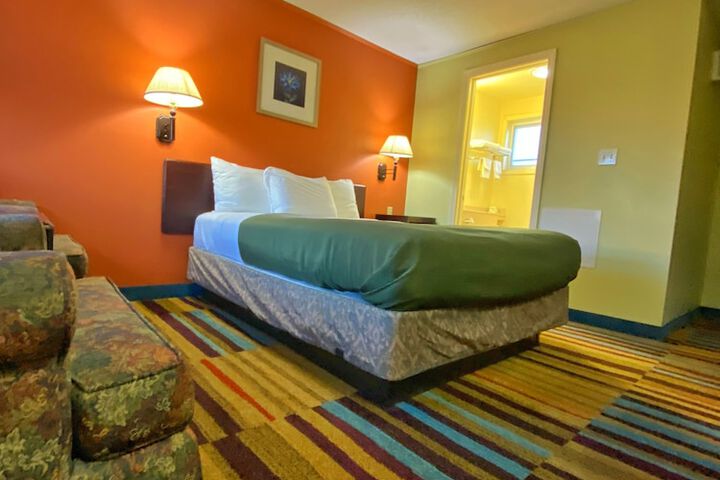 1 Queen Bed (1 of 6)