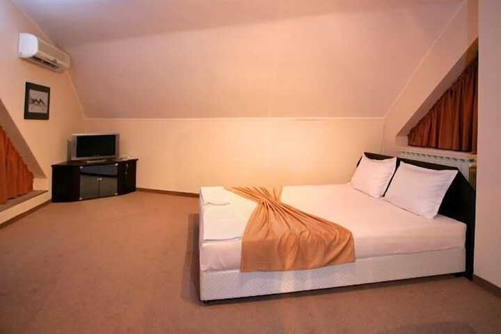 Room 9 of 32