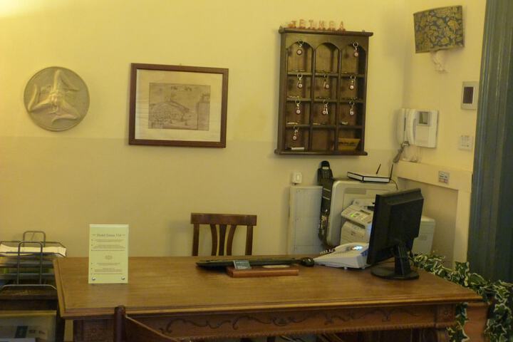 Check-in/check-out kiosk