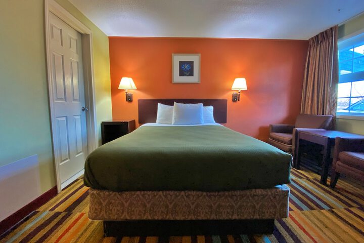1 Queen Bed (5 of 6)