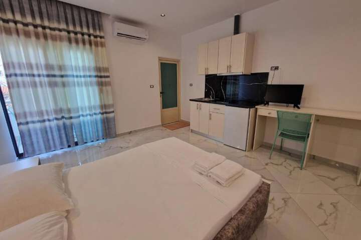 Room 4 of 28