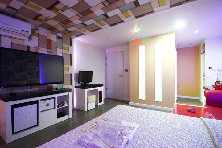 Room 15 of 33