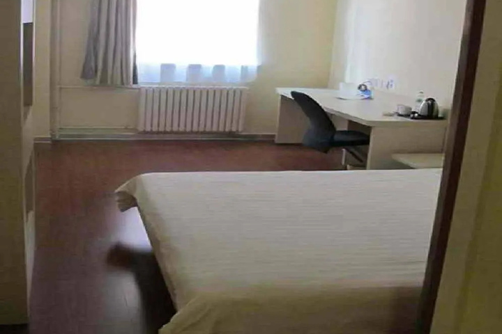 Room 4 of 12