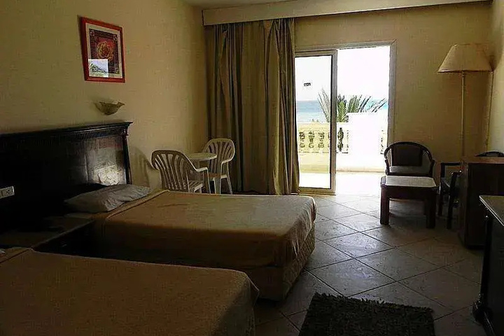 Room 4 of 6