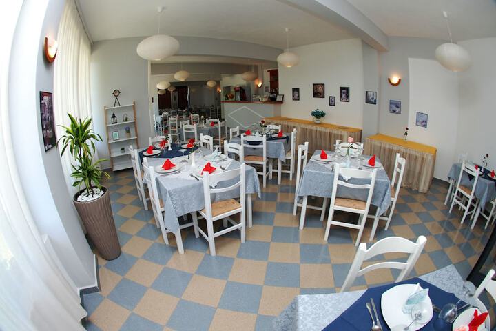 Dining 55 of 86
