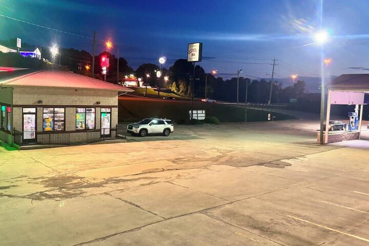 Exterior of Economy Inn Sweetwater I-75