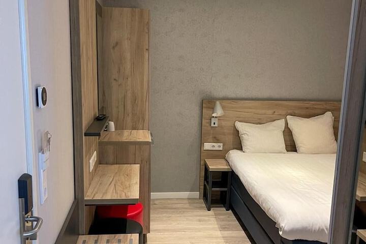 Room 16 of 33