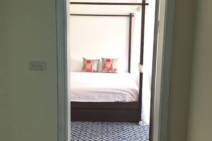 Room 10 of 27