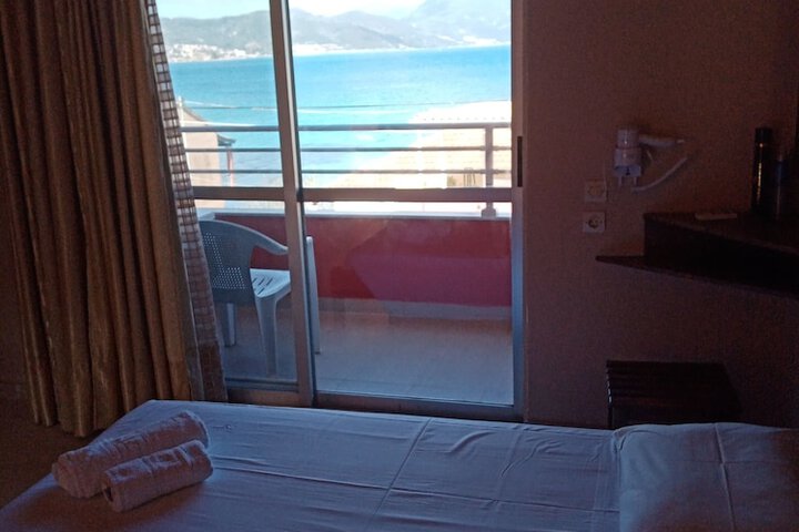 Room 10 of 105