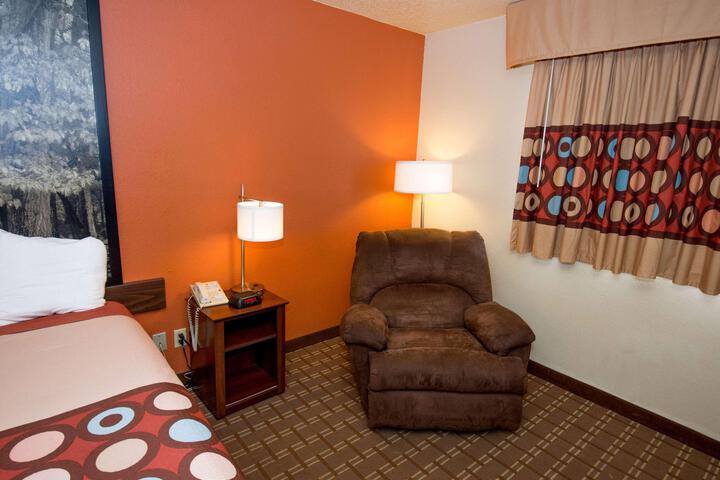 1 Queen Bed (3 of 14)