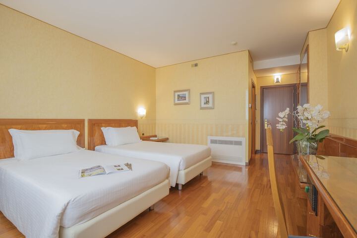 Room 4 of 34