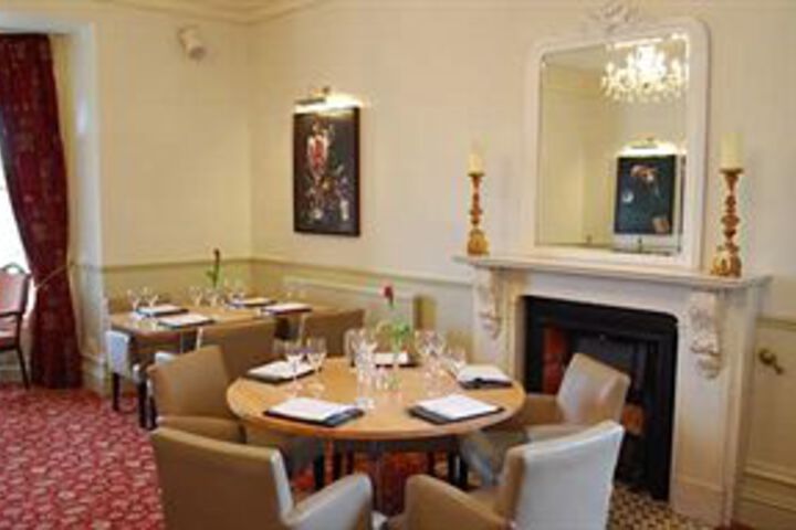 Dining 8 of 26