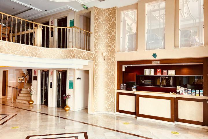 Entrance & Lobby