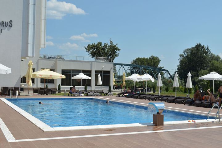 Pool 15 of 33