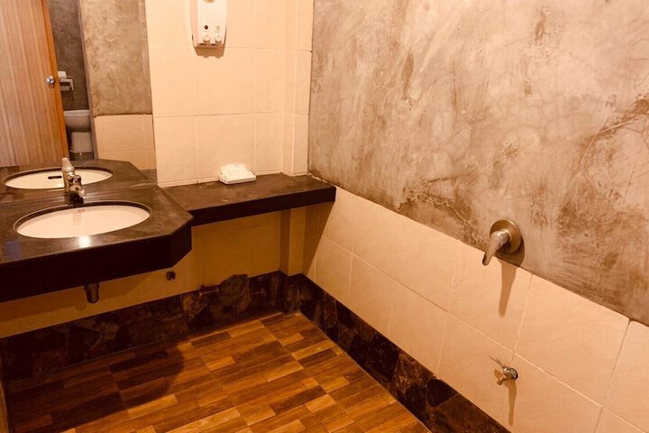 Room 70 of 93