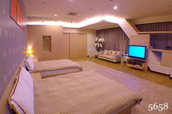 Room 5 of 73
