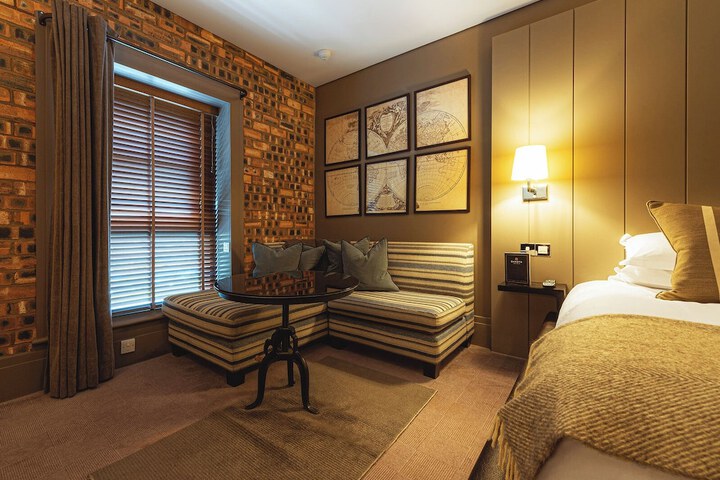 Room 34 of 65