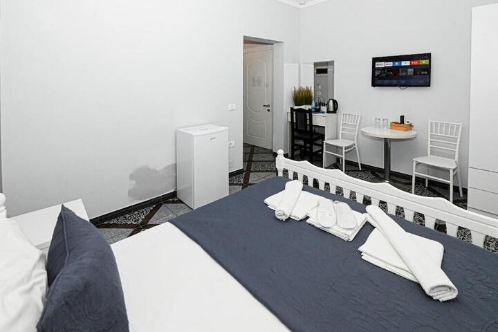 Room 2 of 10