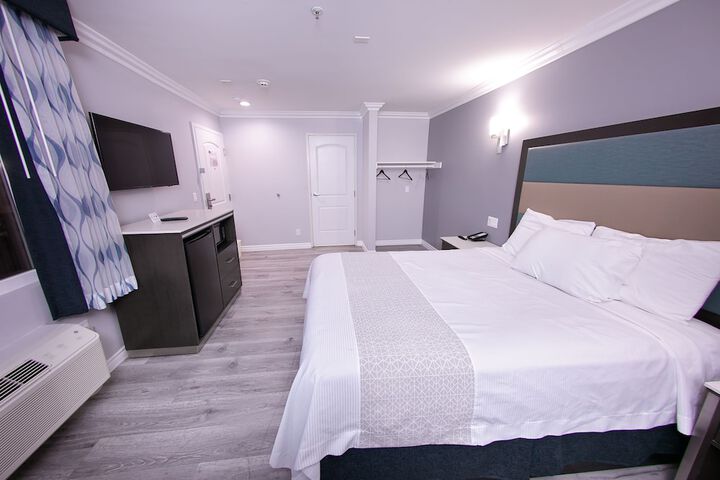 1 Queen Bed (10 of 17)