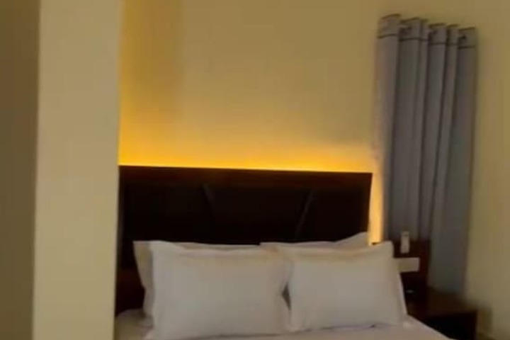 Room 4 of 82
