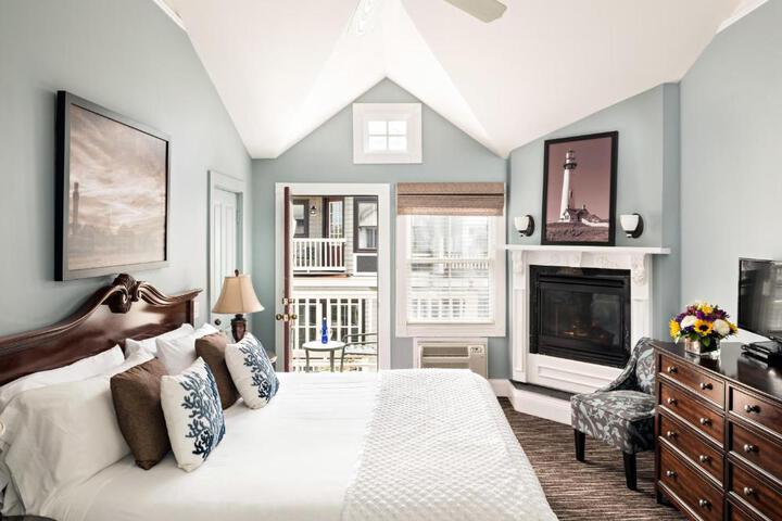 Classic King Bed (3 of 8)