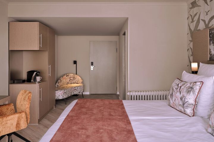 Room 24 of 77
