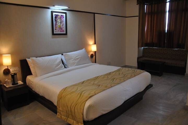 Room 4 of 12