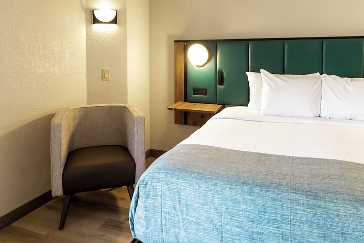 2 Double Beds (12 of 14)