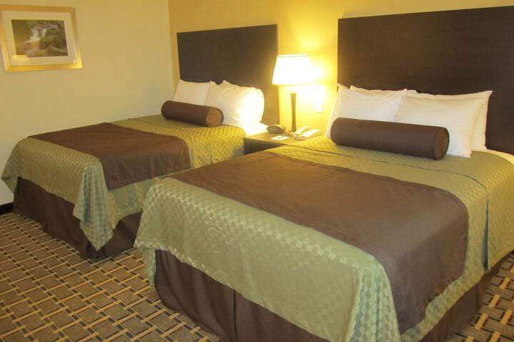 2 Queen Beds (2 of 14)