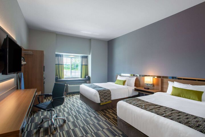 1 Queen Bed (3 of 14)