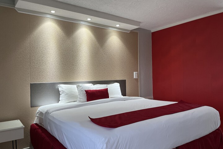 1 King Bed (4 of 4)