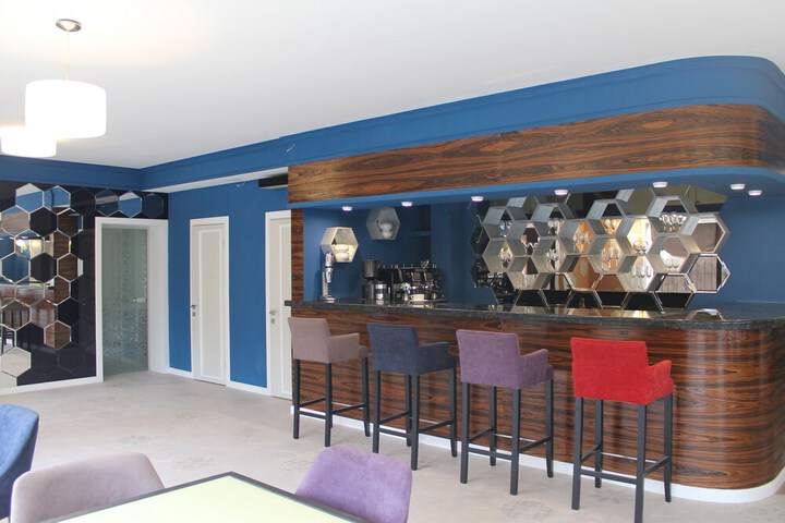 Lounge 94 of 106