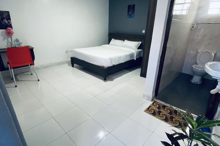 Room 4 of 10
