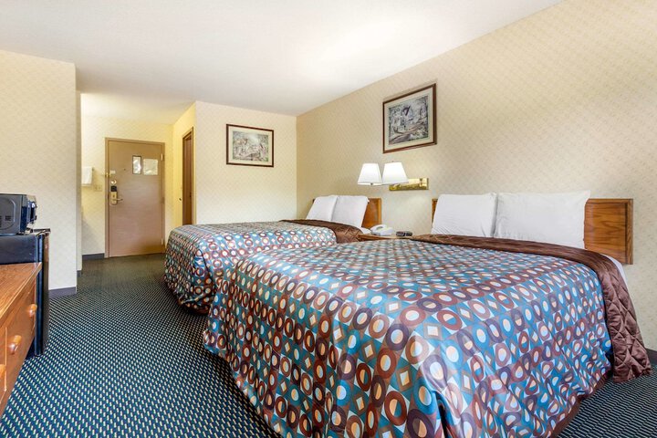 2 Queen Beds (2 of 10)